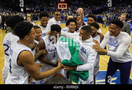 Newark, New Jersey, USA. 10 Mär, 2019. Die Seton Hall Piraten Mannschaftskameraden feiern Sie mit älteren vorwärts Michael Nzei (1) mit Nigeria Flagge nach upseting der Villanova Wildcats 79-75 im Prudential Center in Newark, New Jersey. Duncan Williams/CSM/Alamy leben Nachrichten Stockfoto