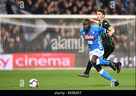 Foto Massimo Paolone/LaPresse 10 Marzo 2019 Reggio Emilia, Italien Sport calcio Sassuolo vs Napoli - Campionato di calcio Serie A TIM 2018/2019 - stadio "mapei-Citt&#xe0;del Tricolore" Nella Foto: Kalidou Koulibaly (SSC Neapel) in Azione contrastato da Filip Djuricic (U.S. Sassuolo) Foto Massimo Paolone/LaPresse März 10, 2019 Reggio Emilia, Italien Sport Fussball Sassuolo vs Napoli - Italienische Fußball-Liga einen TIM 2018/2019 - "mapei Stadion". In der Pic: Kalidou Koulibaly (SSC Neapel) konkurriert für die Kugel mit Filip Djuricic (U.S. Sassuolo) Stockfoto