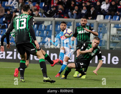 Mapei Stadion, Reggio Emilia, Italien. 10 Mär, 2019. Serie A Fussball, Sassuolo gegen Napoli; Lorenzo Insigne Napoli schießt und Kerben das Ziel für 1 - 1 in der 87. Minute Credit: Aktion plus Sport/Alamy leben Nachrichten Stockfoto