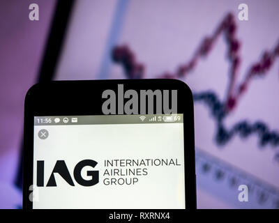 In der Ukraine. 10 Mär, 2019. Internationale Airlines Group Logo gesehen auf einem Smartphone angezeigt. Quelle: Igor Golovniov/SOPA Images/ZUMA Draht/Alamy leben Nachrichten Stockfoto