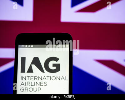 In der Ukraine. 10 Mär, 2019. Internationale Airlines Group Logo gesehen auf einem Smartphone angezeigt. Quelle: Igor Golovniov/SOPA Images/ZUMA Draht/Alamy leben Nachrichten Stockfoto