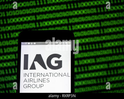 In der Ukraine. 10 Mär, 2019. Internationale Airlines Group Logo gesehen auf einem Smartphone angezeigt. Quelle: Igor Golovniov/SOPA Images/ZUMA Draht/Alamy leben Nachrichten Stockfoto