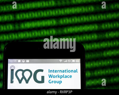 In der Ukraine. 10 Mär, 2019. Internationalen Arbeitsplatz Group plc (IWG) Firmenlogo gesehen auf einem Smartphone angezeigt. Quelle: Igor Golovniov/SOPA Images/ZUMA Draht/Alamy leben Nachrichten Stockfoto