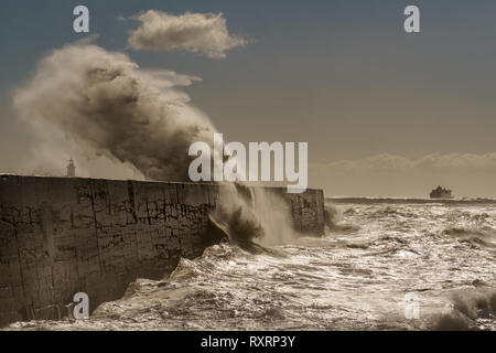 Newhaven, South Coast. 10. Mär 2019. UK Wetter: große Wellen schlagen die Südküste von Newhaven, East Sussex. Quelle: Lloyd Lane/Alamy leben Nachrichten Stockfoto