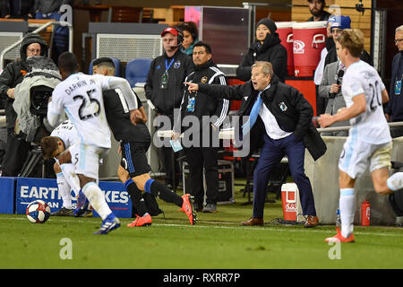 San Jose, Kalifornien, USA. 9 Mär, 2019. Minnesota United Head Coach Adrian Heath leitet seine Mannschaft während der MLS-Spiel zwischen Minnesota Vereinigten und die San Jose Earthquakes bei Avaya im Stadion in San Jose, Kalifornien. Chris Brown/CSM/Alamy leben Nachrichten Stockfoto