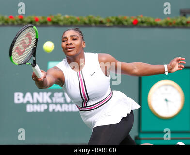 Indian Wells, Kalifornien, USA. 10 Mär, 2019. Serena Williams liefert einen Schuß gegen Garbine Muguruza (ESP) während der 2019 BNP Paribas Open in Indian Wells Tennis Garden in Indian Wells, Kalifornien. Charles Baus/CSM Credit: Cal Sport Media/Alamy leben Nachrichten Stockfoto