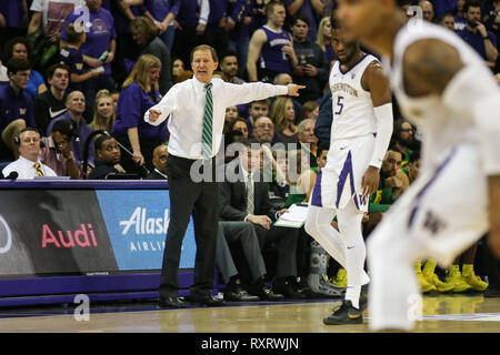 Seattle, WA, USA. 9 Mär, 2019. Oregon Ducks Head Coach Dana Altman während der Hochschule Herren Basketball Spiel zwischen der Oregon Ducks und die Washington Schlittenhunde in Alaska Airlines Arena in Seattle, WA. Die Ducks besiegten die Schlittenhunde 55-46. Sean Brown/CSM/Alamy leben Nachrichten Stockfoto