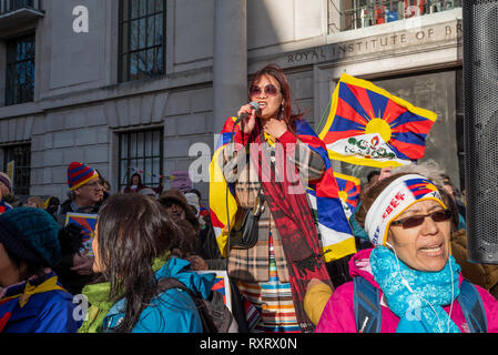 London, UK, 10. März 2019. Free Tibet Demonstration. Hunderte von Tibetern und Unterstützer ein Protest gegenüber 10 Downing Street in Chengdu 60 Volksaufstand Tag zu gedenken. Nach einer Kundgebung in Richmond Terrasse, die Demonstranten marschierten auf die chinesische Botschaft. Auf der gegenüberliegenden Seite der Straße von der Botschaft Lautsprecher verbal China angegriffen. Credit: Stephen Bell/Alamy Leben Nachrichten. Stockfoto