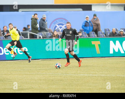 New York, Vereinigte Staaten. 10 Mär, 2019. New York, NY - 10. März 2019: Wayne Rooney (9) von DC United controls Kugel während der Mls regelmäßige Spiel gegen NYCFC im Yankee Stadium Spiel endete in der Tabelle mit Platz 2 begnuegen draw Credit: Lev radin/Alamy leben Nachrichten Stockfoto