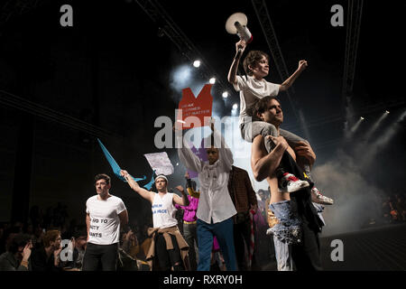 Lissabon, Portugal. 11 Mär, 2019. Modelle sind gesehen gehen die Start- und Landebahn bei Dino Alves fashion show an 'Modalisboa Insight' - Lissabon Fashion Week in Carlos Lopes Pavillon, Lissabon. Quelle: Hugo Amaral/SOPA Images/ZUMA Draht/Alamy leben Nachrichten Stockfoto