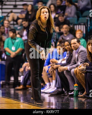 Mar 10 2019 Las Vegas, NV, USA UCLA Haupttrainer Cori geschlossen während der NCAA Pac 12 Basketball Turnier Semi-final der Frauen zwischen den UCLA Bruins und die Oregon Docks im MGM Grand Garden Arena in Las Vegas, NV. Thurman James/CSM Stockfoto