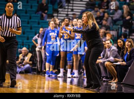 Mar 10 2019 Las Vegas, NV, USA UCLA Haupttrainer Cori geschlossen während der NCAA Pac 12 Basketball Turnier Semi-final der Frauen zwischen den UCLA Bruins und die Oregon Docks im MGM Grand Garden Arena in Las Vegas, NV. Thurman James/CSM Stockfoto