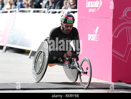 London, Großbritannien. 10 Mär, 2019. ; Die Vitalität große Halbmarathon; Rafael Botello Jimenez Überqueren der Ziellinie auf Platz 5 bei den Herren Elite Rollstuhl Credit: Aktion Plus Sport Bilder/Alamy leben Nachrichten Stockfoto