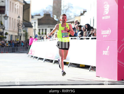 London, Großbritannien. 10 Mär, 2019. ; Die Vitalität große Halbmarathon; Dewi Griffiths Überqueren der Ziellinie auf Platz 4 Quelle: Aktion Plus Sport Bilder/Alamy leben Nachrichten Stockfoto