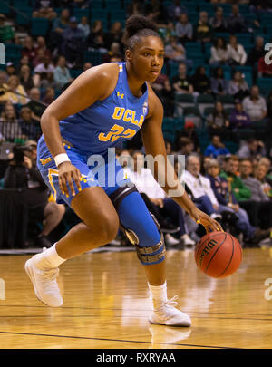 Mar 10 2019 Las Vegas, NV, USA CAPITION KORREKTUR, UCLA guard Chrissy Baird (32) Laufwerke an den Korb während der NCAA Pac 12 Basketball Turnier Semi-final der Frauen zwischen den UCLA Bruins und die Oregon Ducks 83-88 im MGM Grand Garden Arena in Las Vegas, NV verloren. Thurman James/CSM Stockfoto