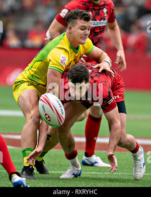 Vancouver, Kanada. 10 Mär, 2019. Dylan Pietsch (L) von Australien und Owen Jenkins aus Wales Kampf um den Ball in der HSBC World Rugby sieben Reihe bei BC Place in Vancouver, Kanada, 10. März 2019. Credit: Andrew Soong/Xinhua/Alamy leben Nachrichten Stockfoto