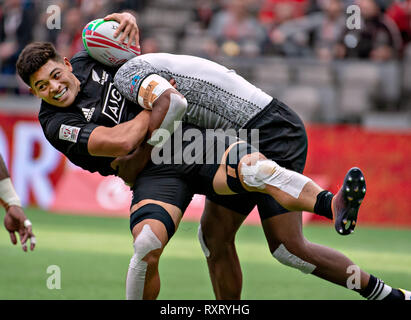 Vancouver, Kanada. 10 Mär, 2019. Ton Ng Shiu (L) von Neuseeland und Josua Vakurunabili von Fidschi konkurrieren in der HSBC World Rugby sieben Reihe bei BC Place in Vancouver, Kanada, 10. März 2019. Credit: Andrew Soong/Xinhua/Alamy leben Nachrichten Stockfoto