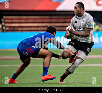 Vancouver, Kanada. 10 Mär, 2019. Maceo Braun (L) der Vereinigten Staaten und Mesulame Kunavula von Fidschi konkurrieren im Halbfinale der HSBC World Rugby sieben Reihe bei BC Place in Vancouver, Kanada, 10. März 2019. Fidschi besiegte die USA 24-14 und nahm den dritten Platz. Credit: Andrew Soong/Xinhua/Alamy leben Nachrichten Stockfoto