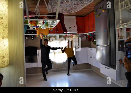 Ankara, Türkei. 09 Mär, 2019. Die Besucher nehmen Bilder in eine upside-down House. Credit: Altan Gochre | Verwendung weltweit/dpa/Alamy leben Nachrichten Stockfoto