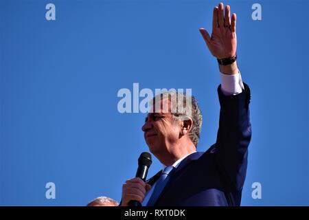 Ankara, Türkei. 10 Mär, 2019. Mansur Yavas, der bürgermeisterkandidat der wichtigsten Oppositionspartei Republikanische Volkspartei (CHP) und türkischen Opposition bloc Für die Stadtverwaltung, grüßt die Menge, als er während einer Kundgebung vor der Kommunalwahlen am 31.03. 2019 spricht. Credit: Altan Gochre | Verwendung weltweit/dpa/Alamy leben Nachrichten Stockfoto