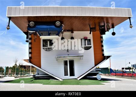 Ankara, Türkei. 09 Mär, 2019. Eine Außenansicht von eine upside-down House. Credit: Altan Gochre | Verwendung weltweit/dpa/Alamy leben Nachrichten Stockfoto