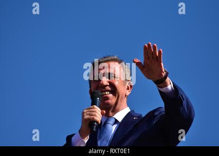 Ankara, Türkei. 10 Mär, 2019. Mansur Yavas, der bürgermeisterkandidat der wichtigsten Oppositionspartei Republikanische Volkspartei (CHP) und türkischen Opposition bloc Für die Stadtverwaltung, Gesten, als er während einer Kundgebung vor der Kommunalwahlen am 31.03. 2019 spricht. Credit: Altan Gochre | Verwendung weltweit/dpa/Alamy leben Nachrichten Stockfoto