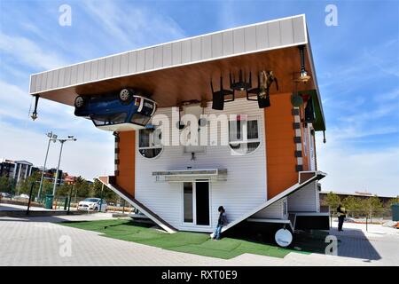 Ankara, Türkei. 09 Mär, 2019. Eine Außenansicht von eine upside-down House. Credit: Altan Gochre | Verwendung weltweit/dpa/Alamy leben Nachrichten Stockfoto