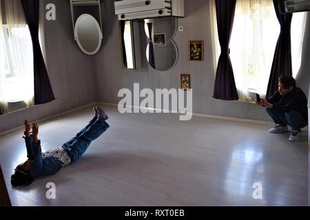 Ankara, Türkei. 09 Mär, 2019. Die Besucher nehmen Bilder in eine upside-down House. Credit: Altan Gochre | Verwendung weltweit/dpa/Alamy leben Nachrichten Stockfoto