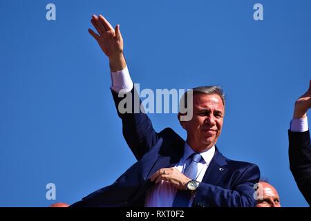 Ankara, Türkei. 10 Mär, 2019. Mansur Yavas, der bürgermeisterkandidat der wichtigsten Oppositionspartei Republikanische Volkspartei (CHP) und türkischen Opposition bloc Für die Stadtverwaltung, grüßt die Masse während einer Kundgebung vor der Kommunalwahlen am 31.03. 2019. Credit: Altan Gochre | Verwendung weltweit/dpa/Alamy leben Nachrichten Stockfoto