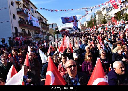 Ankara, Türkei. 10 Mär, 2019. Unterstützer nehmen an einer Kundgebung von Mansur Yavas, der bürgermeisterkandidat der wichtigsten Oppositionspartei Republikanische Volkspartei (CHP) und türkischen Opposition bloc Für die Stadtverwaltung, im Vorfeld der Kommunalwahlen am 31.03. 2019. Credit: Altan Gochre | Verwendung weltweit/dpa/Alamy leben Nachrichten Stockfoto