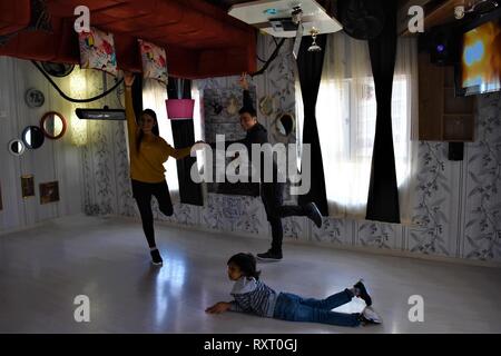 Ankara, Türkei. 09 Mär, 2019. Die Besucher nehmen Bilder in eine upside-down House. Credit: Altan Gochre | Verwendung weltweit/dpa/Alamy leben Nachrichten Stockfoto