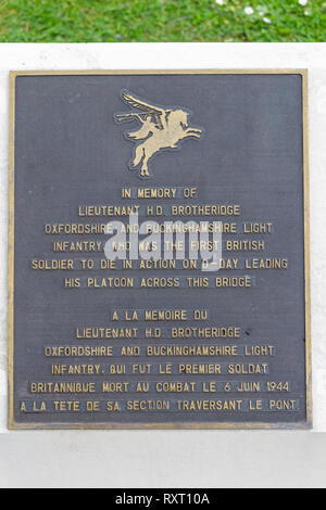 Gedenktafel zu LT-HD-Brotheridge, der erste britische Soldat in Aktion am D-Day, um zu sterben, 6. Juni 1944, Pegasus Museum, Normandie, Frankreich. Stockfoto