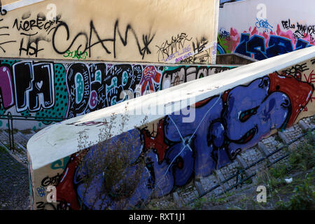 Umfangreiche Graffiti auf Caracol da Graça, eine steile Fußgängerweg in Graça, Lissabon, Portugal Stockfoto