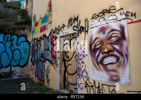 Graffiti bedeckt die Wände auf Caracol da Graça, einem steilen Fußgängerweg in Graça, Lissabon, Portugal Stockfoto