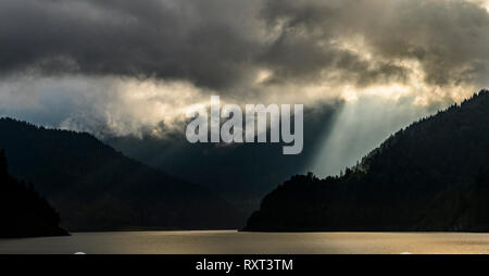 Sonnenschein nach Regenfällen in Retezat Nationalpark, der rumänischen Karpaten. Stockfoto