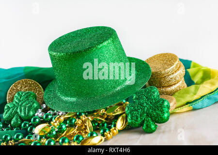 Nahaufnahme der grünen Hut auf Gold, Silber und Grün Perlen mit Shamrocks und Goldmünzen. Stockfoto