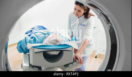 Freundliche Arzt im Gespräch mit Patienten. CT-Scan im Krankenhaus Stockfoto