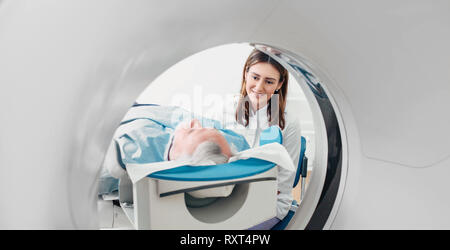 Freundliche Arzt im Gespräch mit Patienten. CT-Scan im Krankenhaus Stockfoto