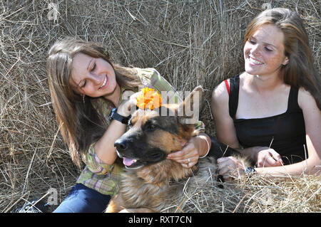 Zwei Mädchen im Teenager-Alter entspannen im Dorf im Sommer Tag Stockfoto