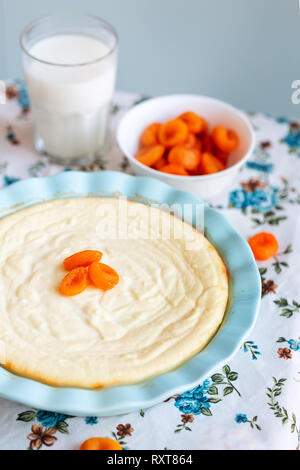 Quark Auflauf mit getrockneten Aprikosen serviert. Gesunde Ernährung Frühstück Stockfoto