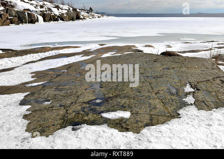 An der felsigen Küste der verschneiten Insel des Archipels von Helsinki, Finnland Stockfoto