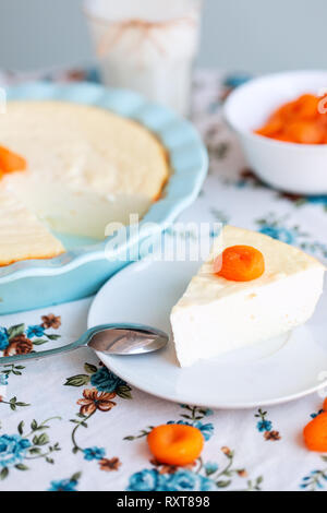 Quark Auflauf mit getrockneten Aprikosen serviert. Gesunde Ernährung Frühstück Stockfoto
