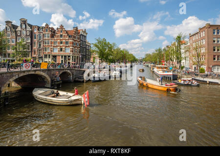 Überschreiten der Prinsengracht und der Brouwersgracht in Amsterdam an einem schönen Tag. Stockfoto