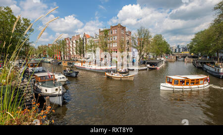 Überschreiten der Prinsengracht und der Brouwersgracht in Amsterdam an einem schönen Tag. Stockfoto