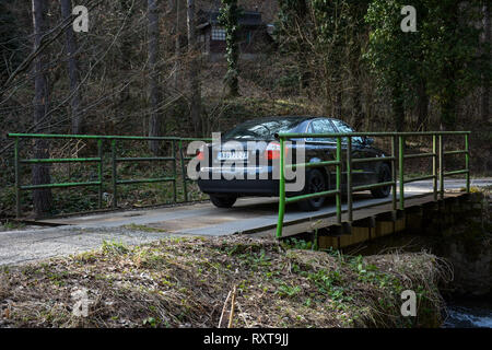 Audi A4 B6 letzte Teil auf der Brücke von Berg Jastrebac Stockfoto