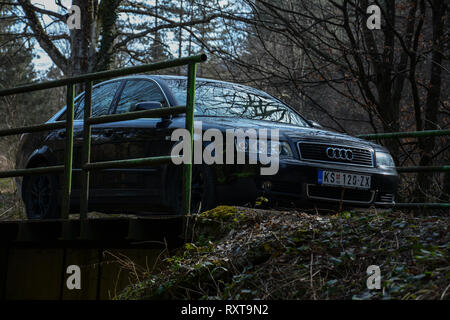 Audi A4 B6 vordere Teil auf der Brücke von Berg Jastrebac Stockfoto