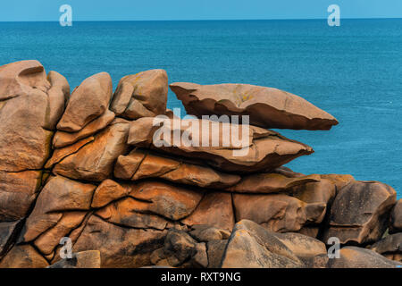 Beeindruckende Felsformationen an der Cote De Granit Rose in der Bretagne, Frankreich Stockfoto