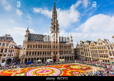 Brüssel, Belgien - 16. August 2018: Grand Place während Blütenteppich Festival. Das Thema dieses Jahres war Mexiko. Stockfoto