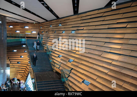 Die Stufen im Innern des V&A Museum in Dundee, entworfen von dem japanischen Architekten Kengo Kuma. Stockfoto