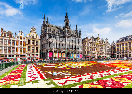 Brüssel, Belgien - 16. August 2018: Grand Place während Blütenteppich Festival. Das Thema dieses Jahres war Mexiko. Stockfoto